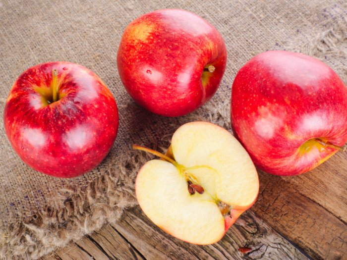 apples on the table