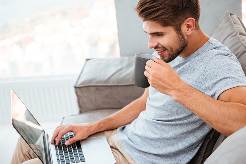 man drinking coffe while working for active lifestyle