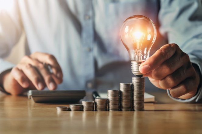 Businessman hand holding light bulb