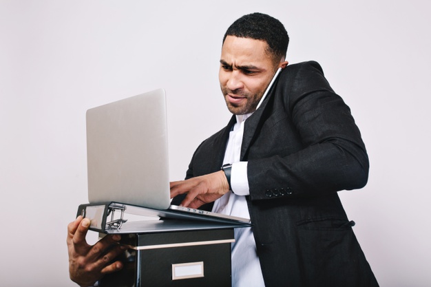 Portrait astonished oficce worker holding folders, laptop talking on phone. stylish businessman, building career, smart manager, modern work, 