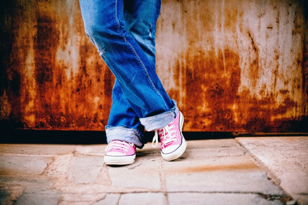 Man standing with his legs crossed