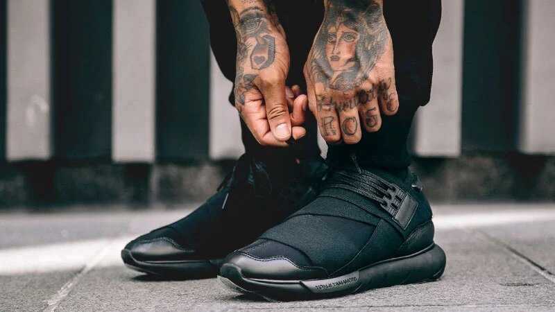 black sneakers for men