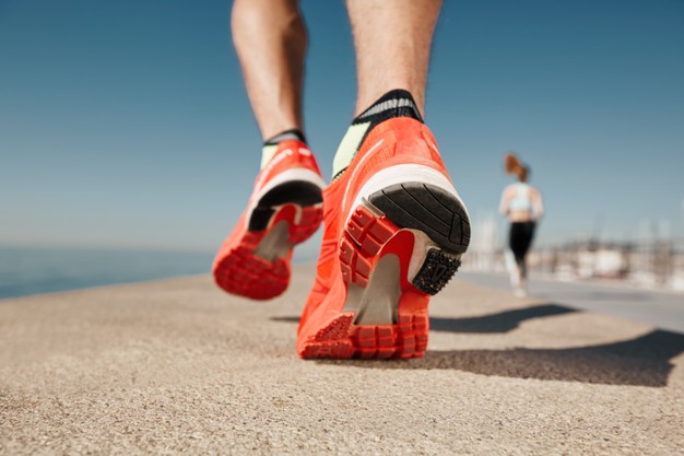closeup-jogger-man-near-sea