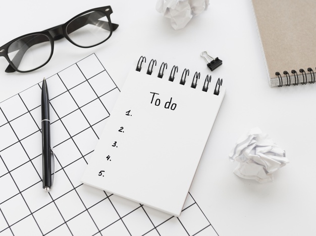 high-angle-list-notepad-with-glasses-pen
