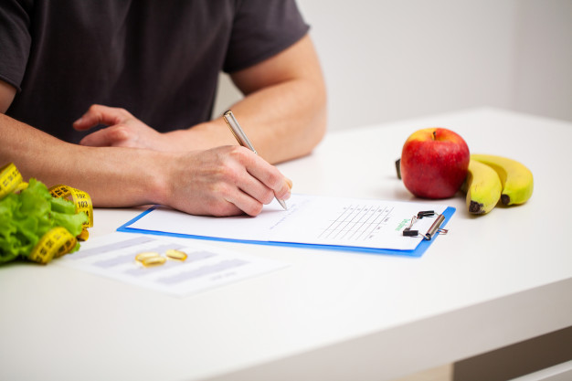 Trainer draws up a training program and a healthy diet plan 