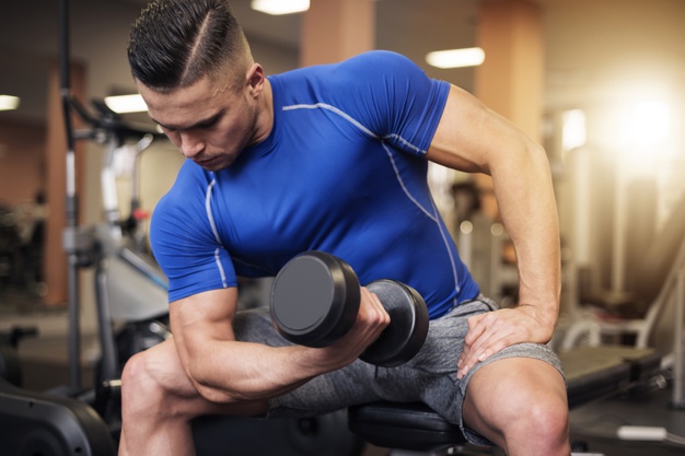 focus-man-working-arms