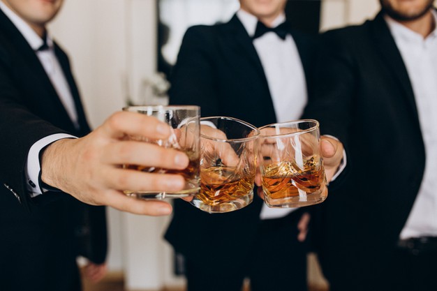 group-peoeple-drinking-whiskey_1303-24902
