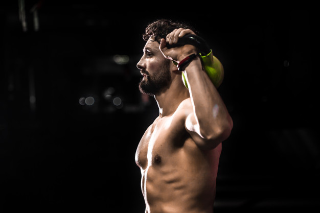Training cross fit at the gym