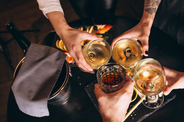 male-female-hands-close-up-with-cocktails