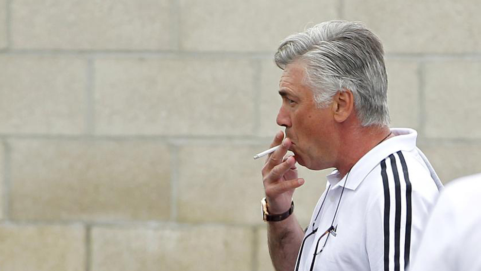 Carlo Ancelotti smoking
