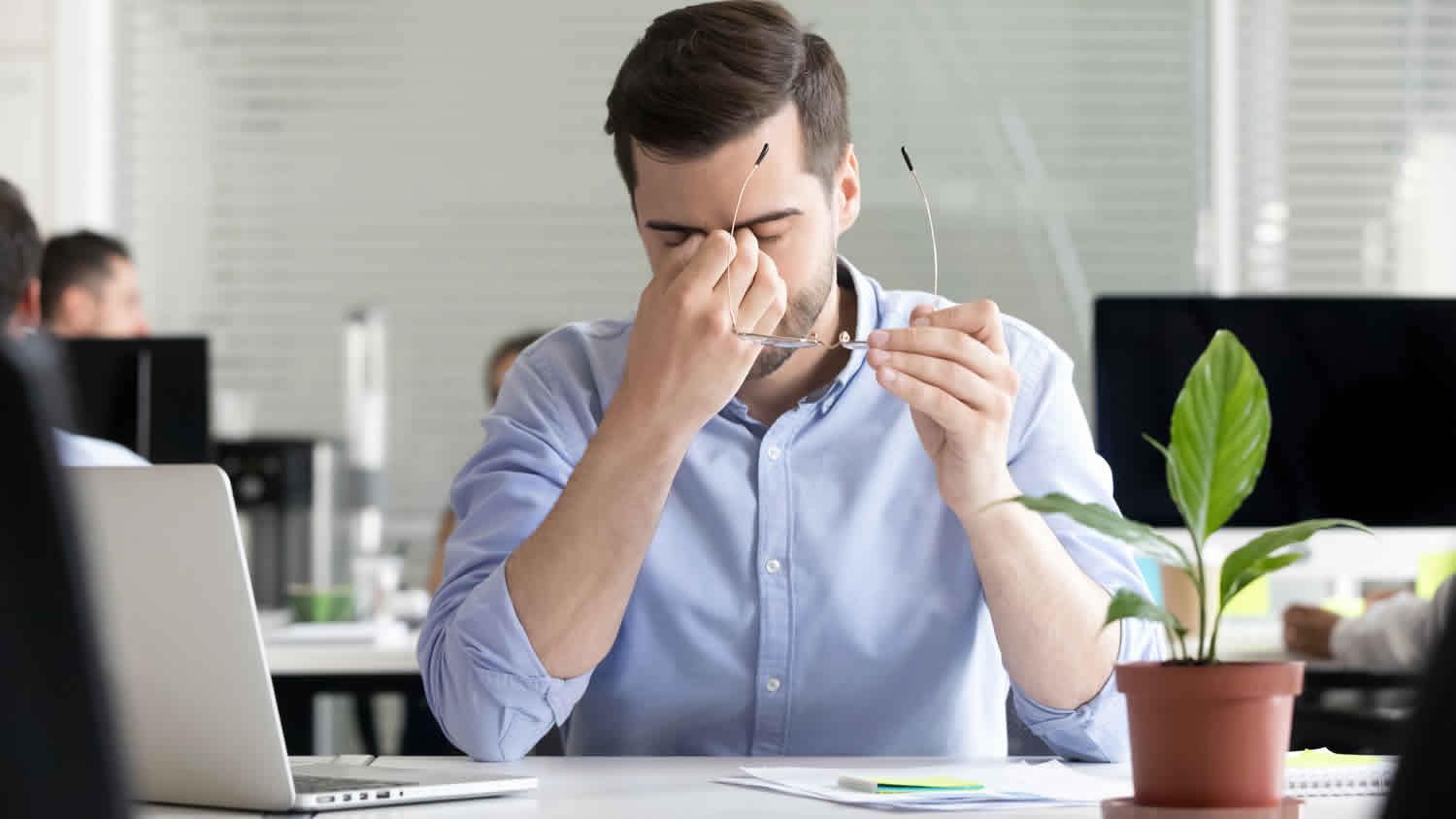 tips to cure neck pain for men who have a lot of screen time