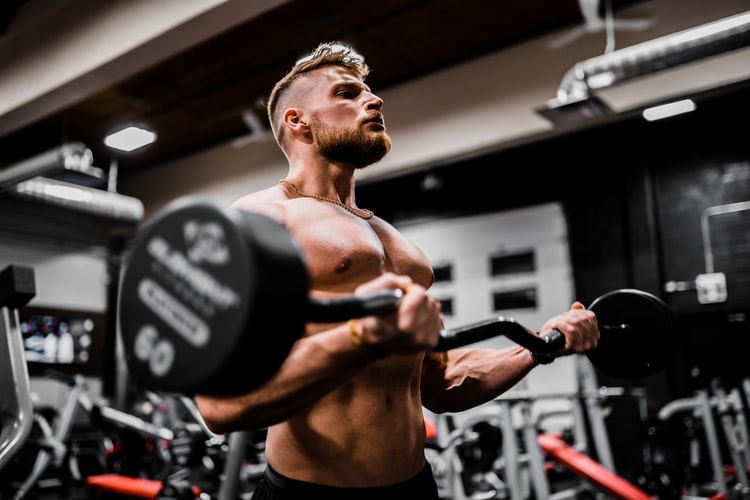 man weight lifting