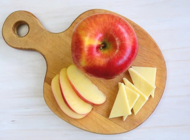 health benefits of eating apples for men with healthy lifestyle