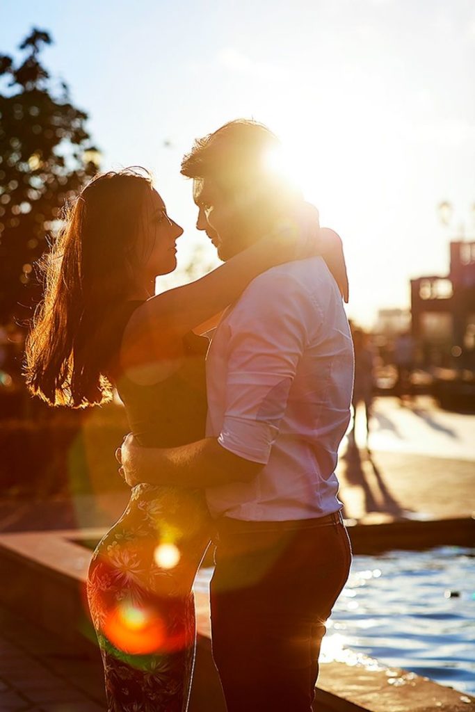 man hugging his girlfriend 
