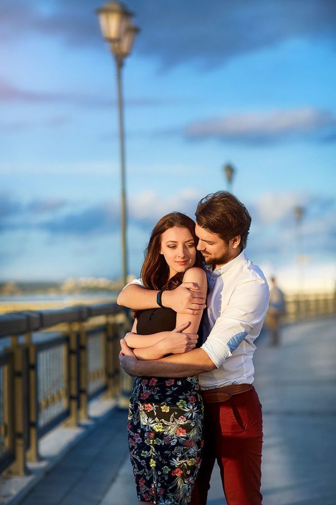man hugging his girlfriend 