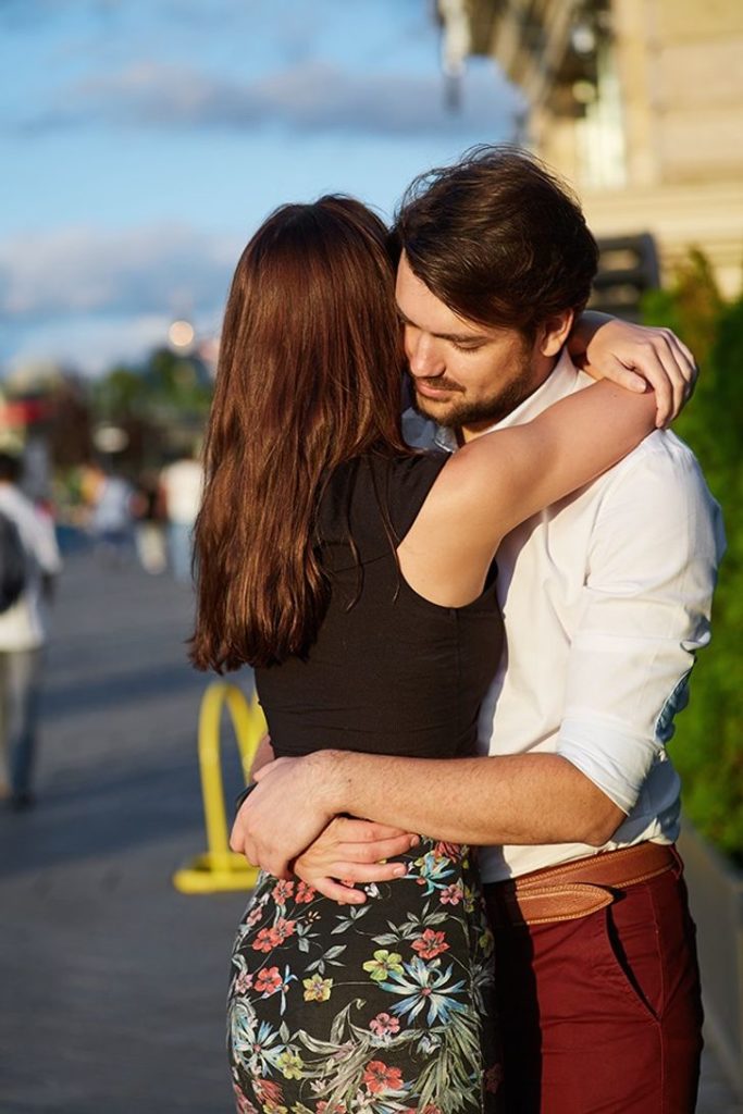 man hugging his girlfriend 
