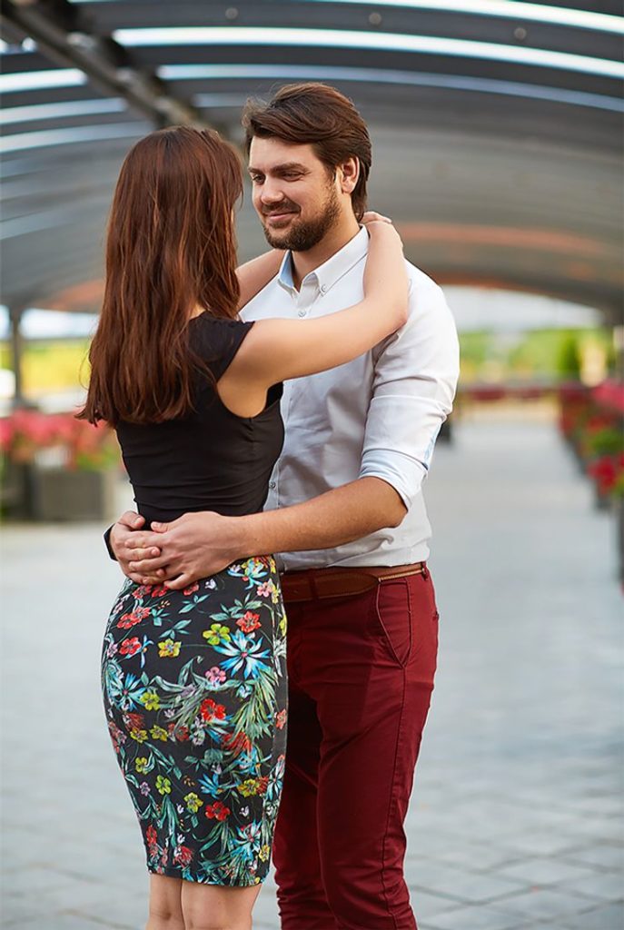 man hugging his girlfriend 