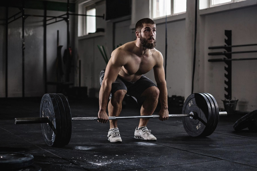 MAN DEADLIFTING 