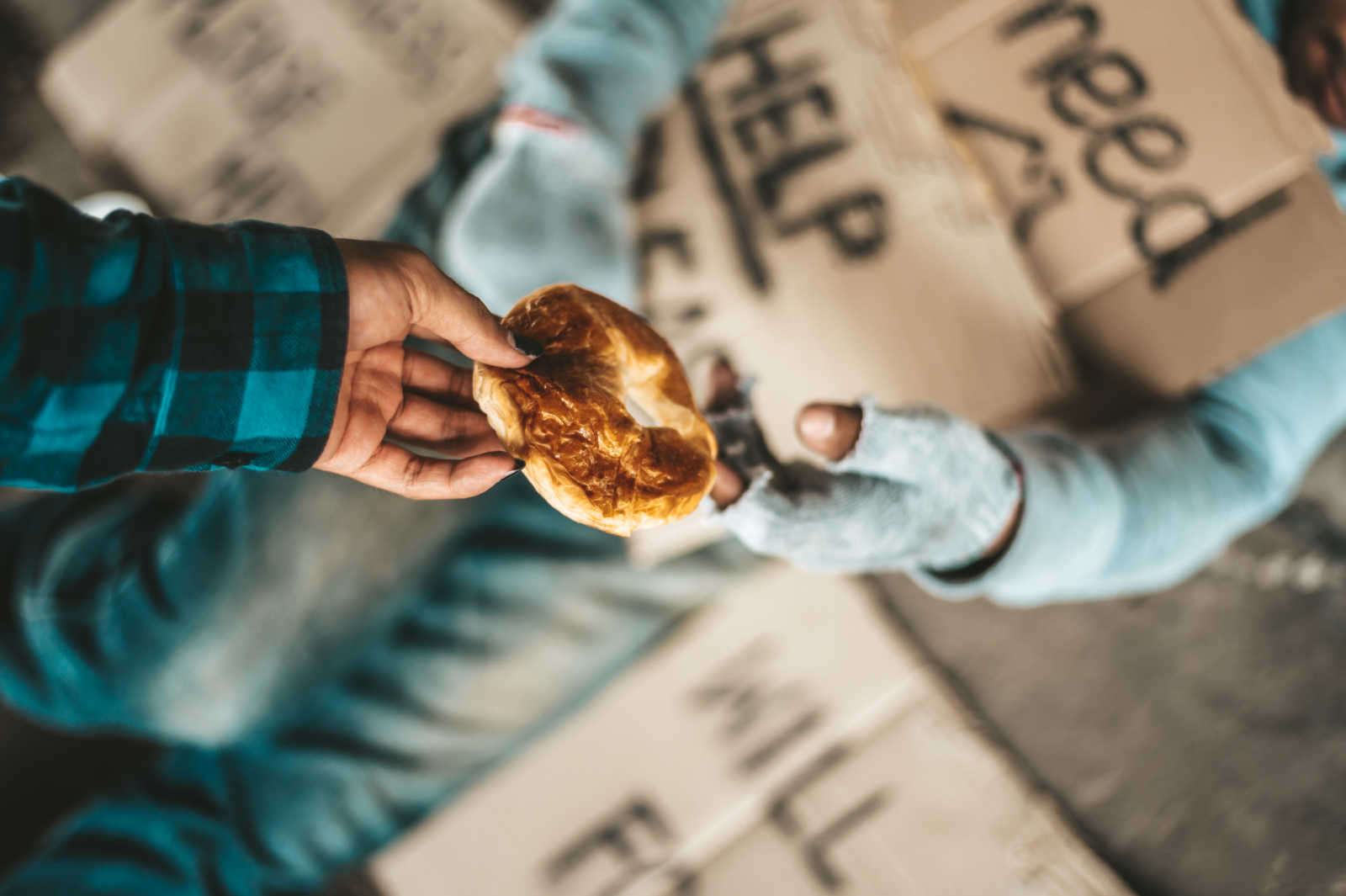 Begging under the bridge with the person who handed the bread