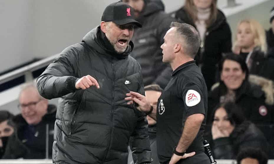Jurgen Klopp confronted refree