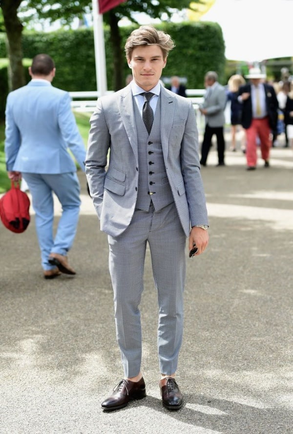 Grey Suit with Brown Shoes Outfit for Men