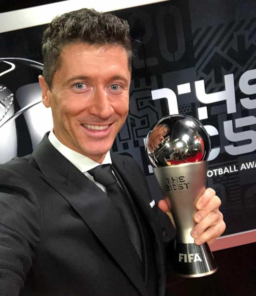 Robert Lewandowski celebrated his individual award