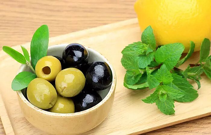 Mint leaves for men with Acne Scars