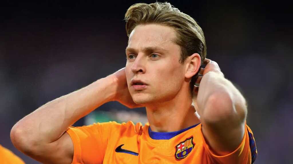 Dutch Midfielder gave farewell gift as Man Utd push for transfer