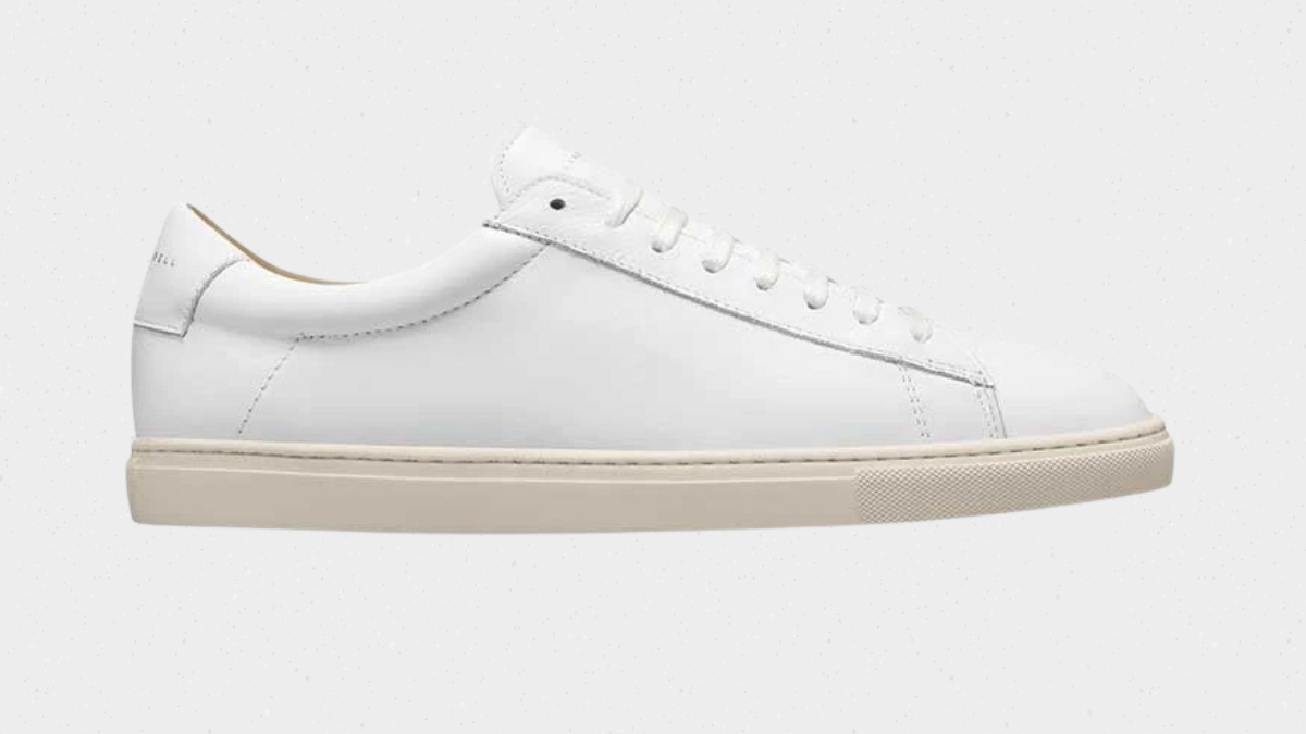 အနောက်တိုင်းဝတ်စုံ Sneakers