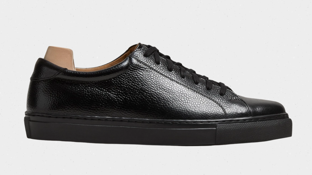 အနောက်တိုင်းဝတ်စုံ Sneakers