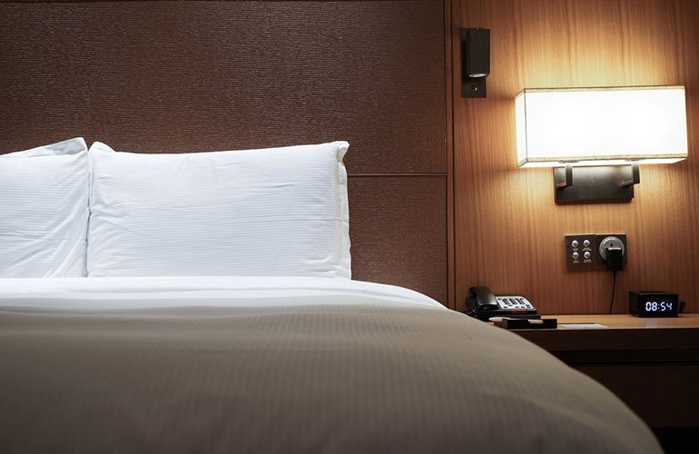 02_Hotel-bed_shutterstock_770