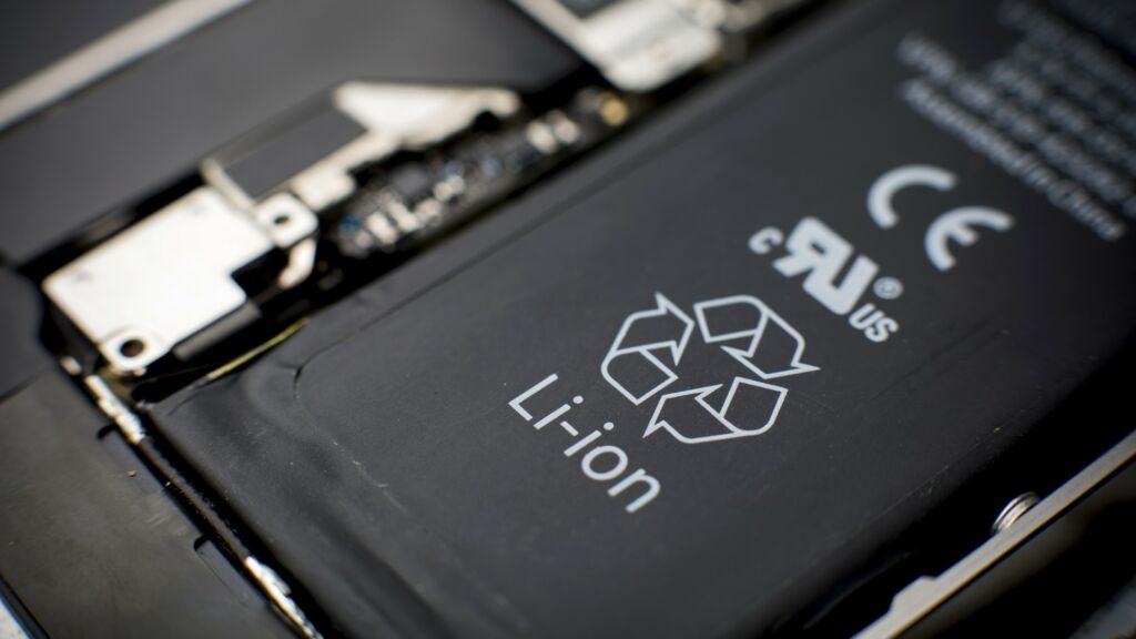 changing battery of smartphone
