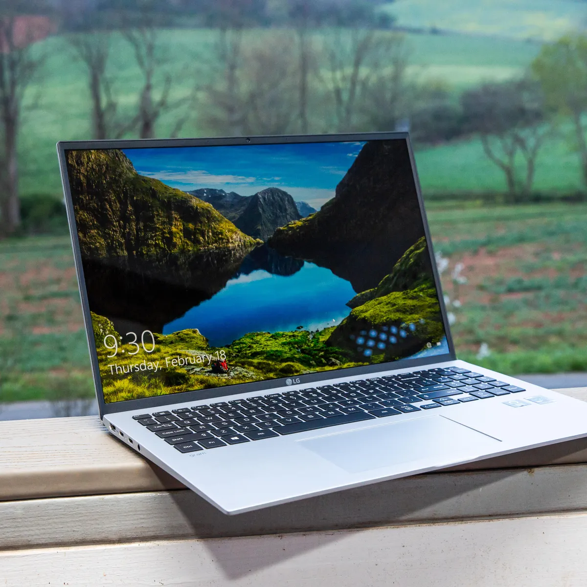 ပေါ့ပါးလွယ်ကူတဲ့ Small Laptops