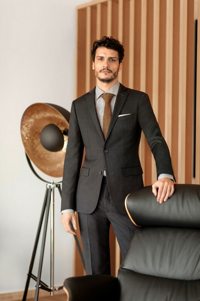 Business Suit လိုက်ဖက်ညီစွာ စနစ်တကျ