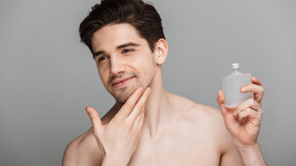 man apply moisturizer