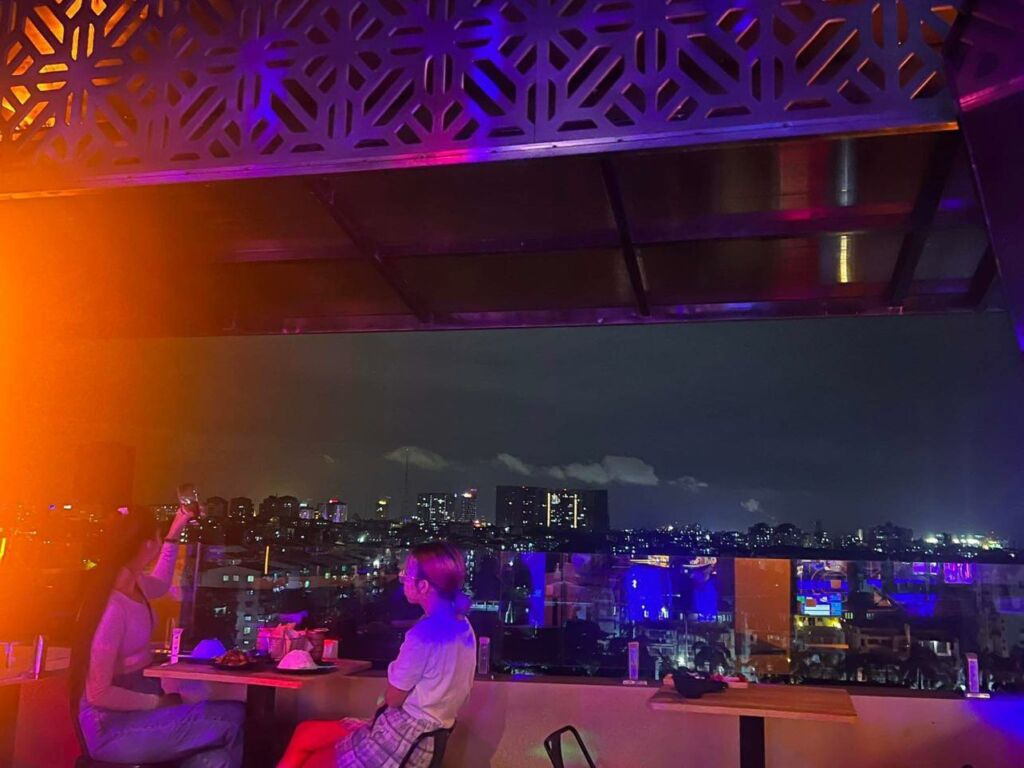 ဘား Luxury Rooftop