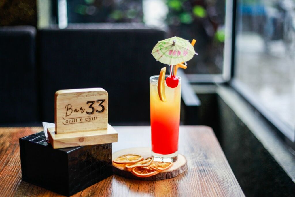Bar 33