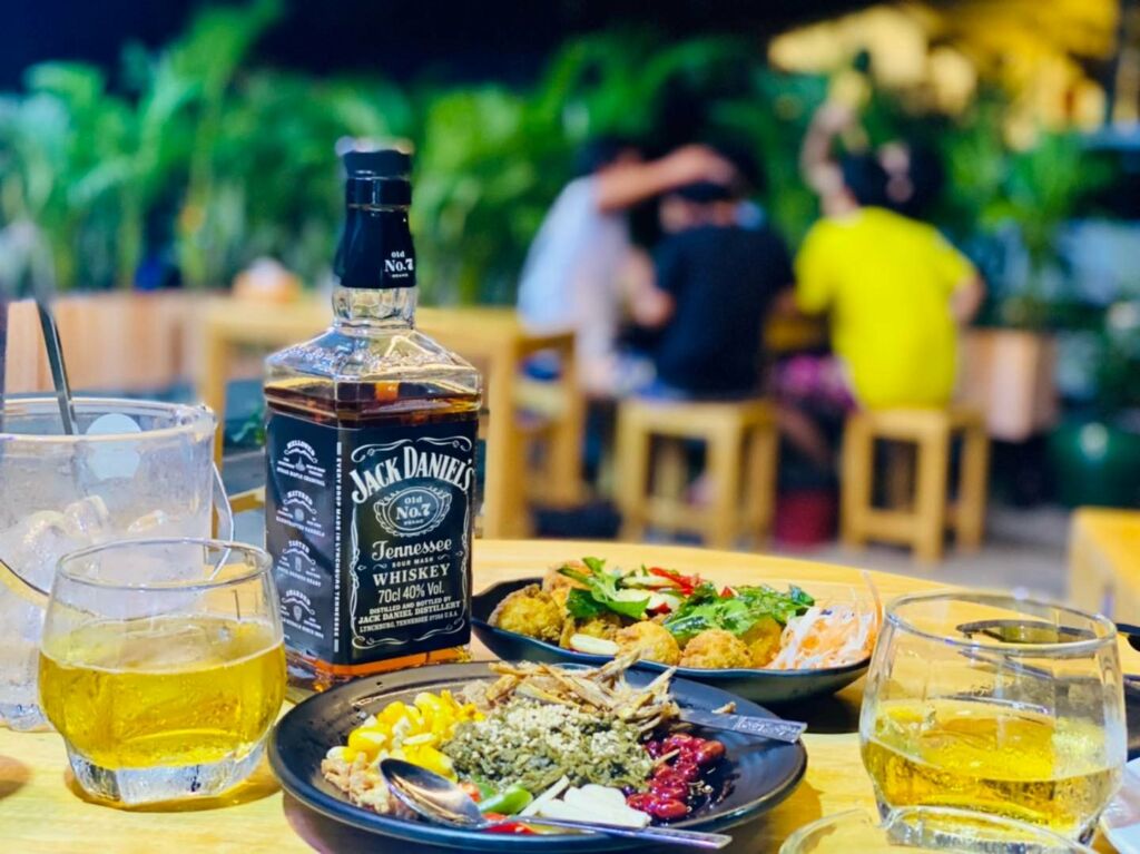 bar in tharketa