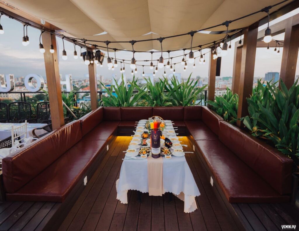 မန်းမြို့ Rooftop Bar