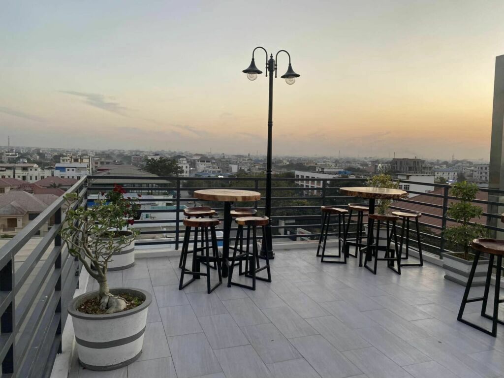 မန်းမြို့ Rooftop Bar