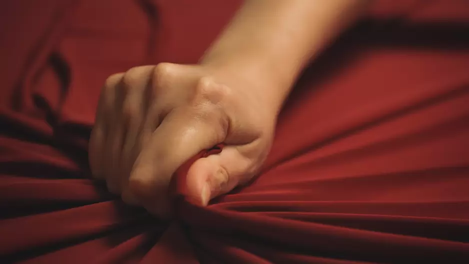 woman cum in bed